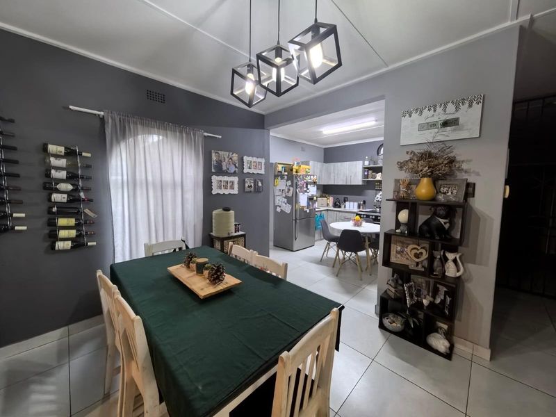 Modern Elegance Meets Family Comfort: Your Move-In Ready Sanctuary in Carters Glen, Kimberley - Photo 2