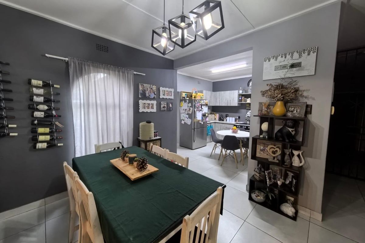 Modern Elegance Meets Family Comfort: Your Move-In Ready Sanctuary in Carters Glen, Kimberley - Photo 2