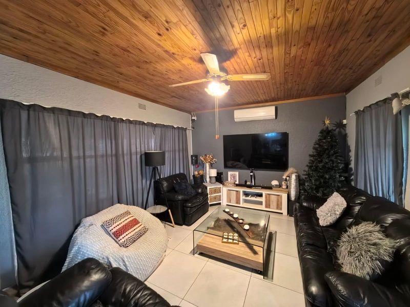 Modern Elegance Meets Family Comfort: Your Move-In Ready Sanctuary in Carters Glen, Kimberley - Photo 8