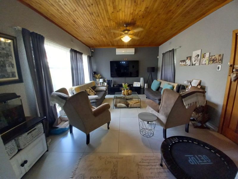 Modern Elegance Meets Family Comfort: Your Move-In Ready Sanctuary in Carters Glen, Kimberley - Photo 7