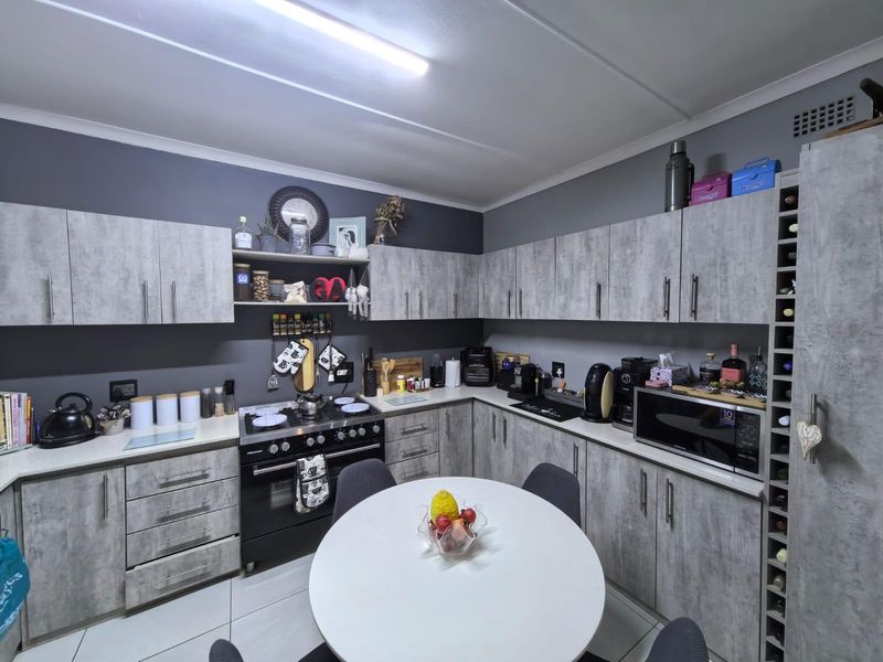 Modern Elegance Meets Family Comfort: Your Move-In Ready Sanctuary in Carters Glen, Kimberley - Photo 3