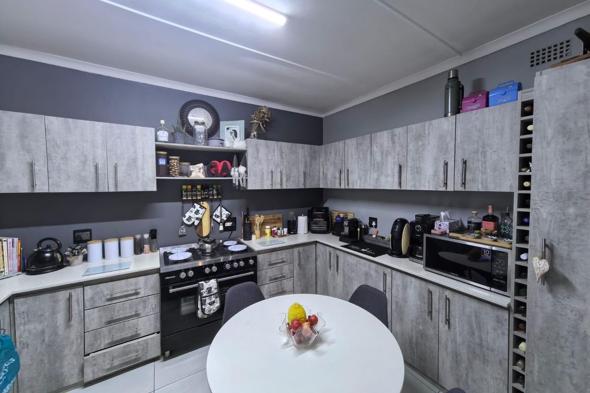 Modern Elegance Meets Family Comfort: Your Move-In Ready Sanctuary in Carters Glen, Kimberley - Photo 3