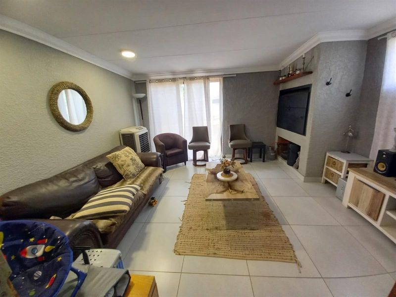 Modern Elegance Meets Family Comfort: Your Move-In Ready Sanctuary in Carters Glen, Kimberley - Photo 10