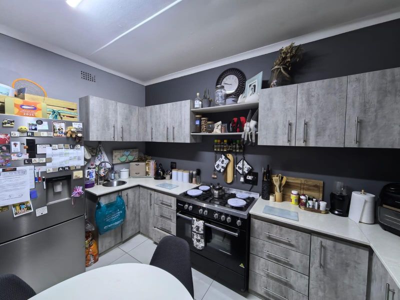 Modern Elegance Meets Family Comfort: Your Move-In Ready Sanctuary in Carters Glen, Kimberley - Photo 5