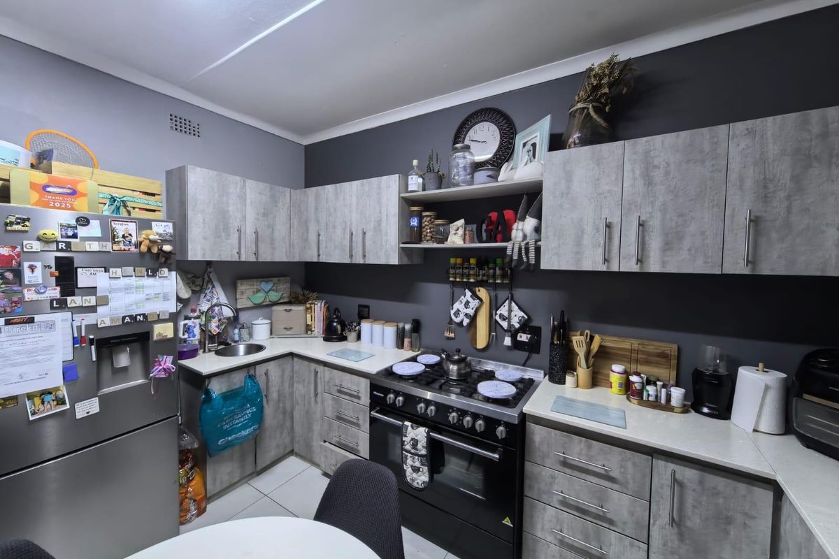 Modern Elegance Meets Family Comfort: Your Move-In Ready Sanctuary in Carters Glen, Kimberley - Photo 5