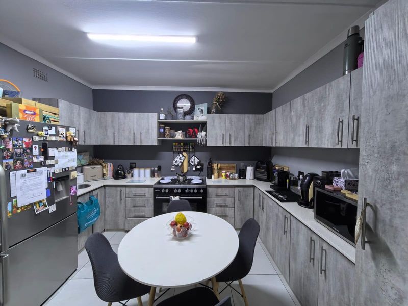 Modern Elegance Meets Family Comfort: Your Move-In Ready Sanctuary in Carters Glen, Kimberley - Photo 4