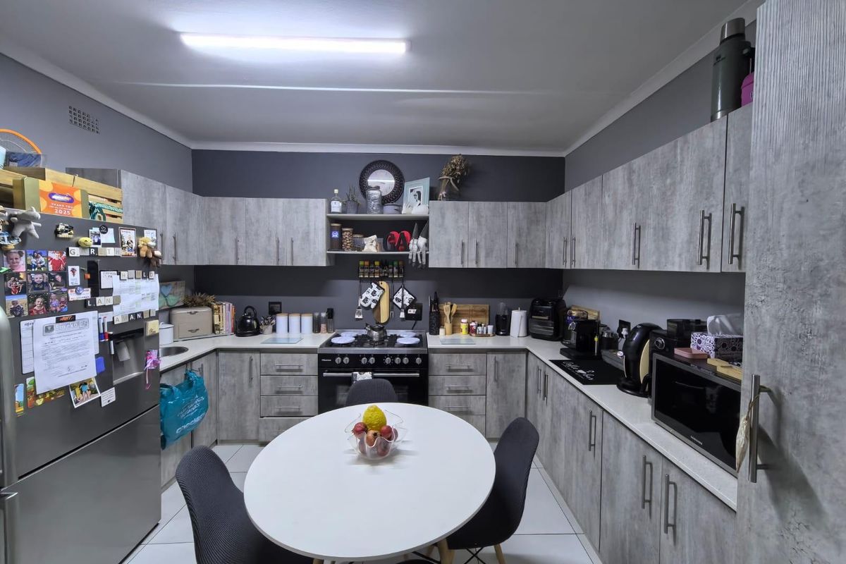 Modern Elegance Meets Family Comfort: Your Move-In Ready Sanctuary in Carters Glen, Kimberley - Photo 4