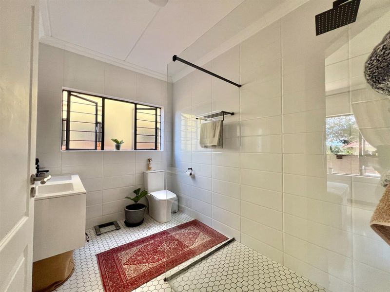 Stylishly Renovated 2-Bedroom Garden Apartment in Ascari - Photo 10