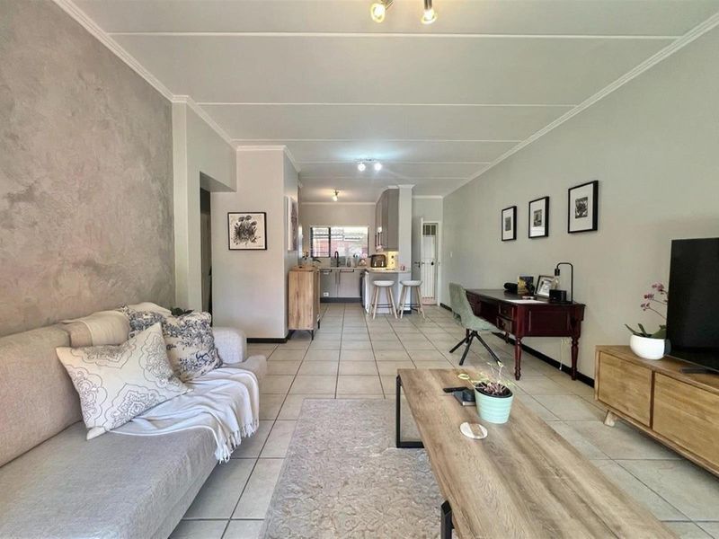 Stylishly Renovated 2-Bedroom Garden Apartment in Ascari - Photo 4