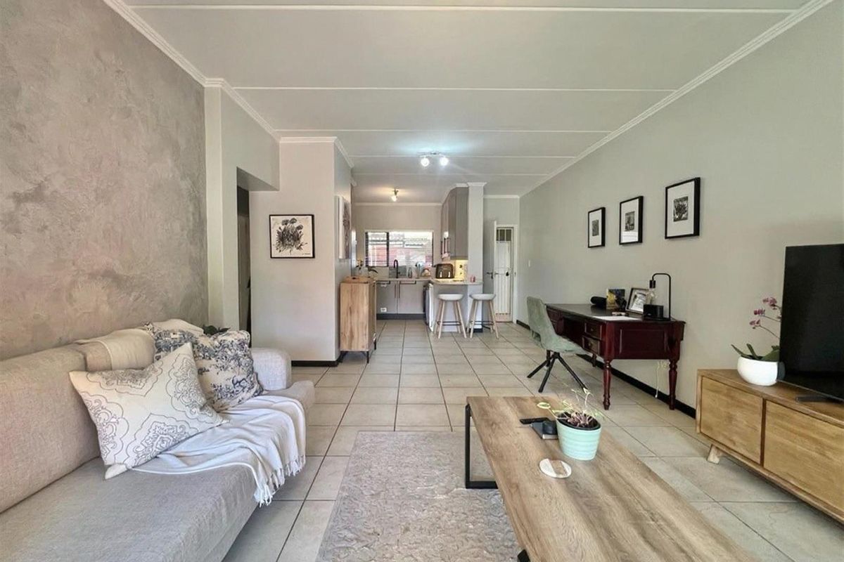 Stylishly Renovated 2-Bedroom Garden Apartment in Ascari - Photo 4