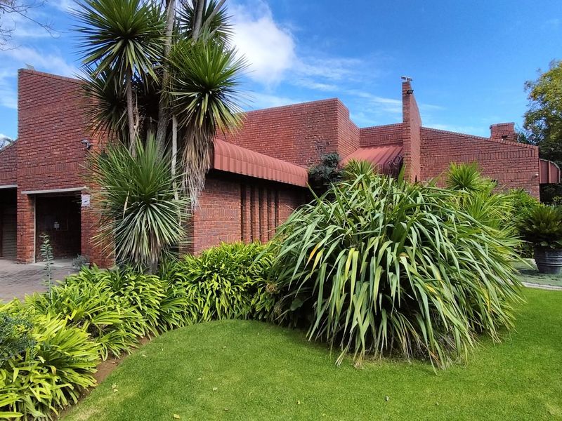 Exclusive Modern Family home with a lot to offer for the selective Buyer - Photo 3