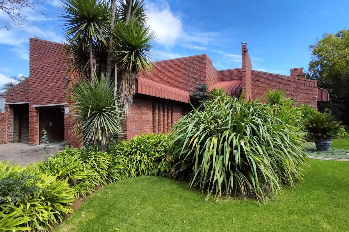 Exclusive Modern Family home with a lot to offer for the selective Buyer - Photo 3