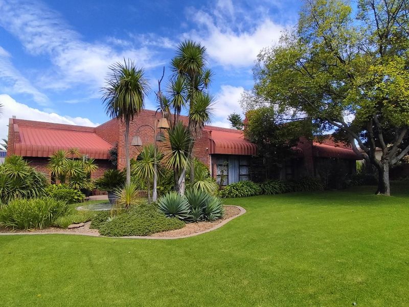 Exclusive Modern Family home with a lot to offer for the selective Buyer - Photo 1