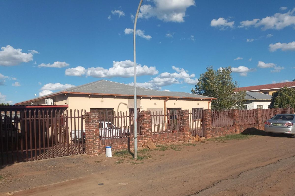 House For Sale in Diamant Park, Kimberley - Photo 4