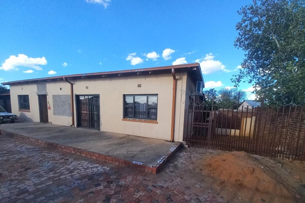 House For Sale in Diamant Park, Kimberley - Photo 2
