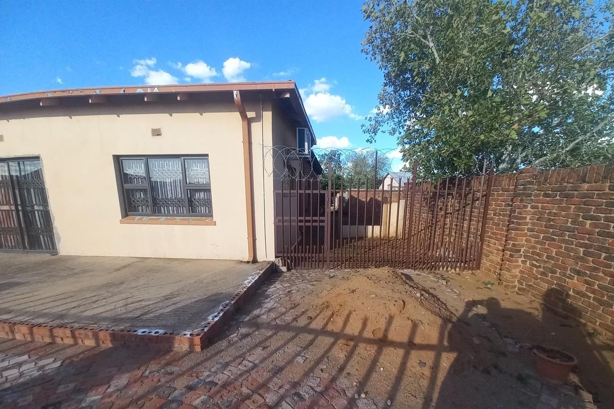 House For Sale in Diamant Park, Kimberley - Photo 3