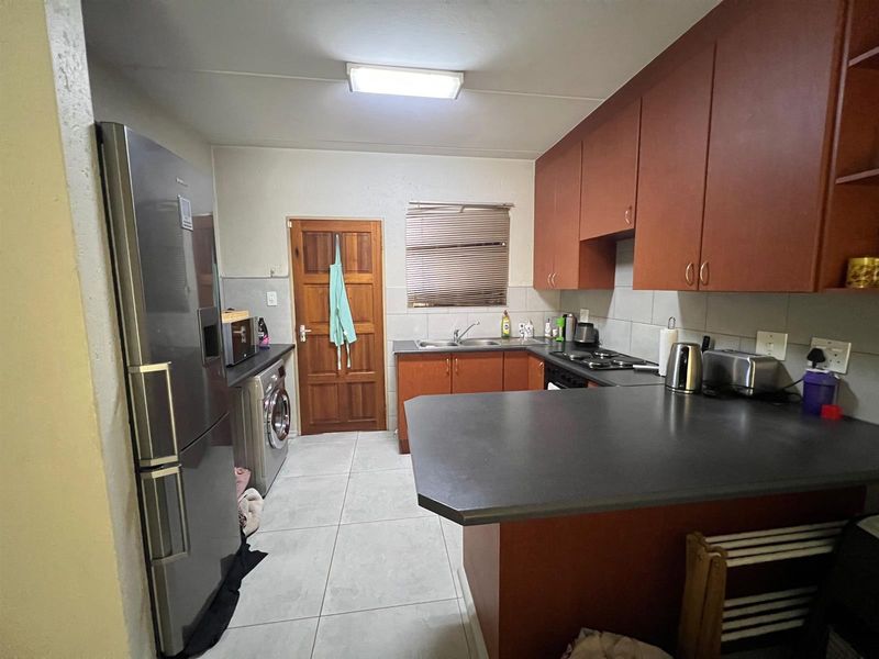 2 Bedroom Apartment For Sale in Heuwelsig Estate - Photo 7
