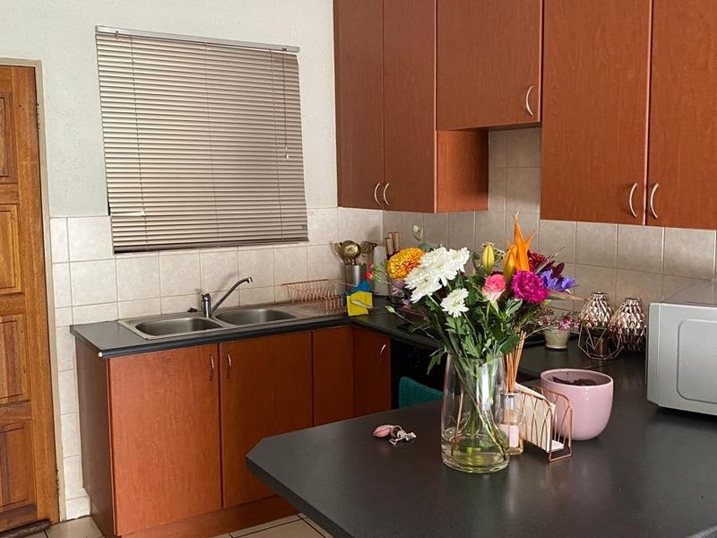 2 Bedroom Apartment For Sale in Heuwelsig Estate - Photo 6