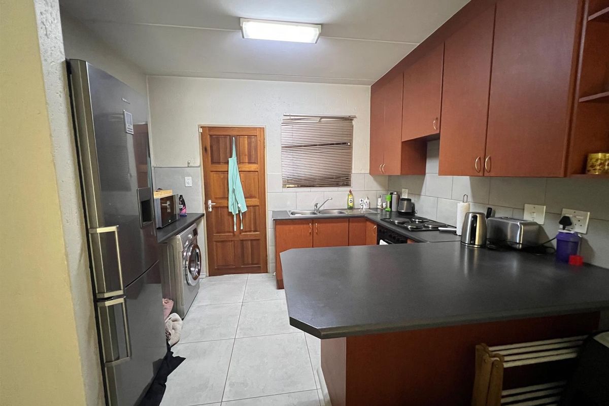 2 Bedroom Apartment For Sale in Heuwelsig Estate - Photo 5