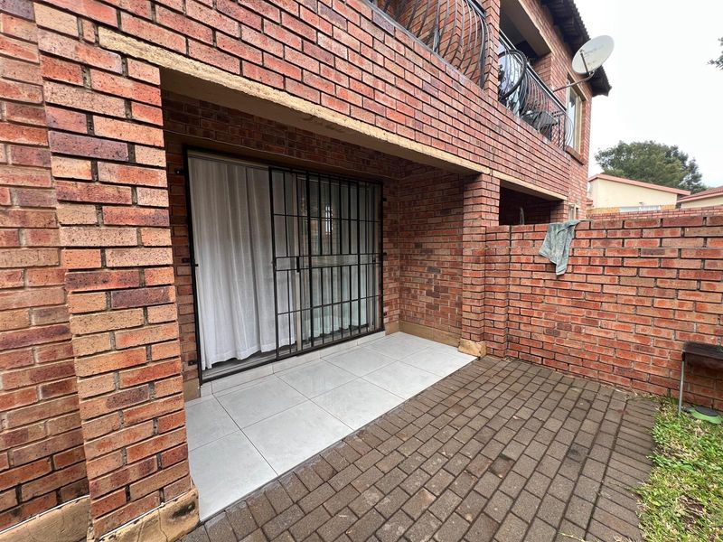 2 Bedroom Apartment For Sale in Heuwelsig Estate - Photo 4