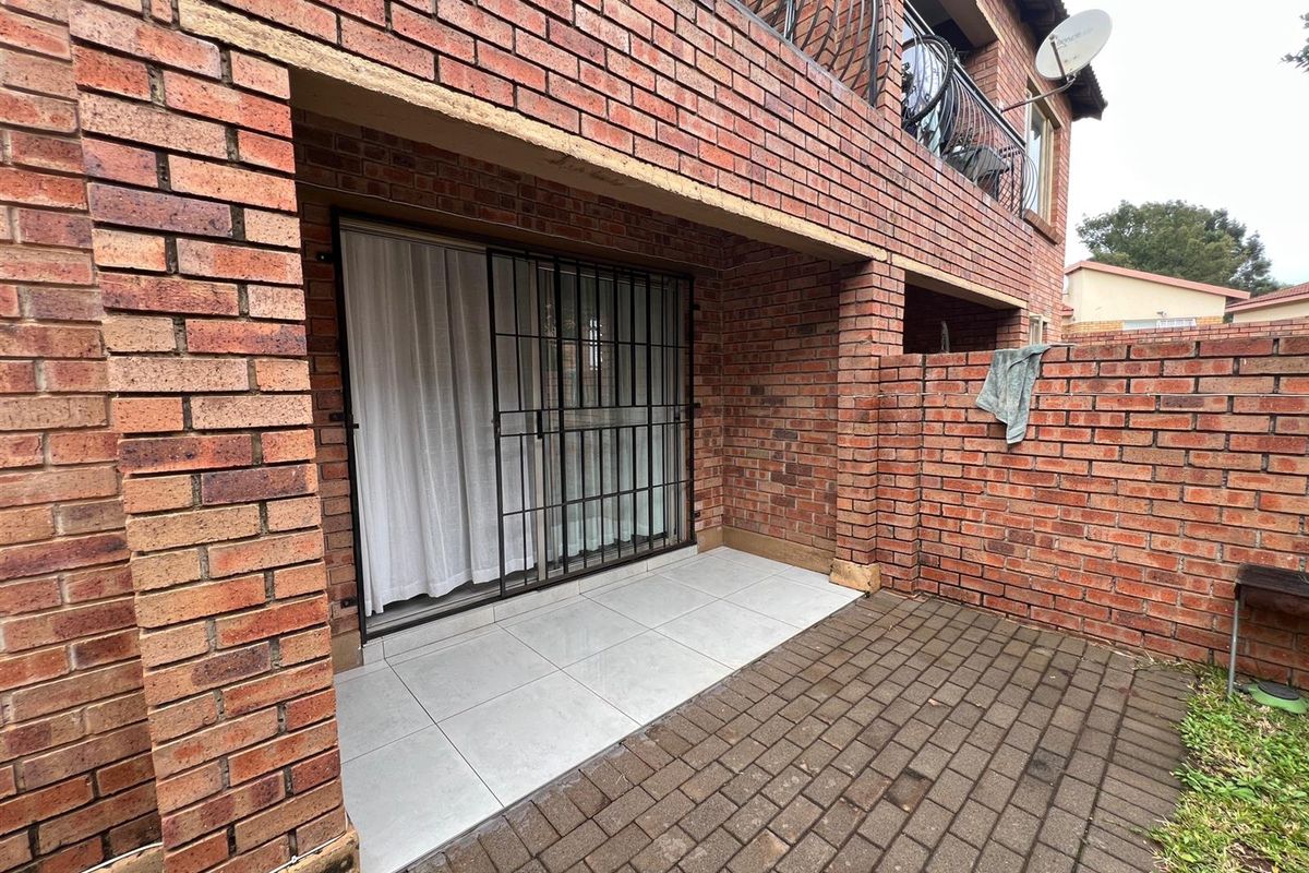 2 Bedroom Apartment For Sale in Heuwelsig Estate - Photo 4