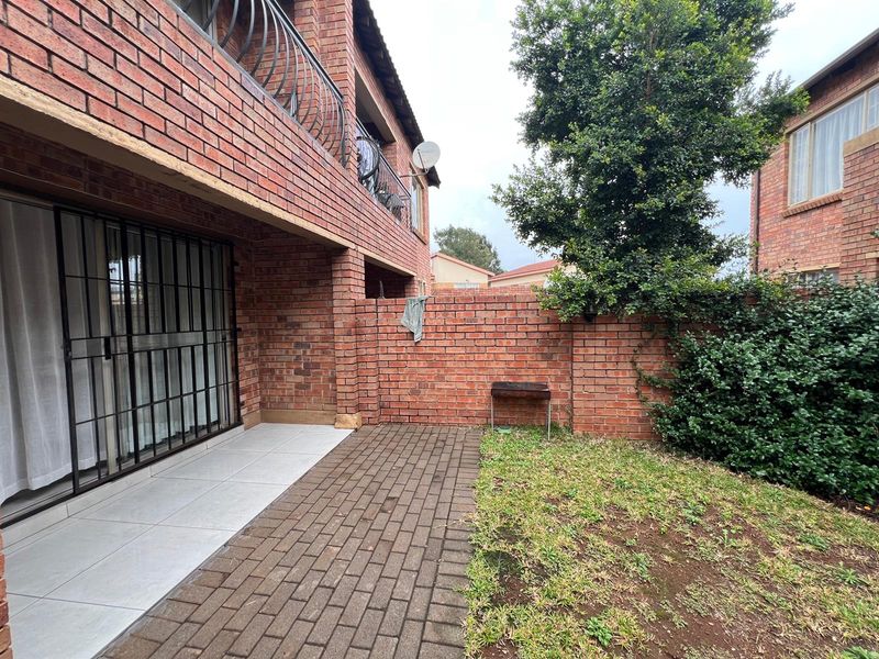 2 Bedroom Apartment For Sale in Heuwelsig Estate - Photo 3