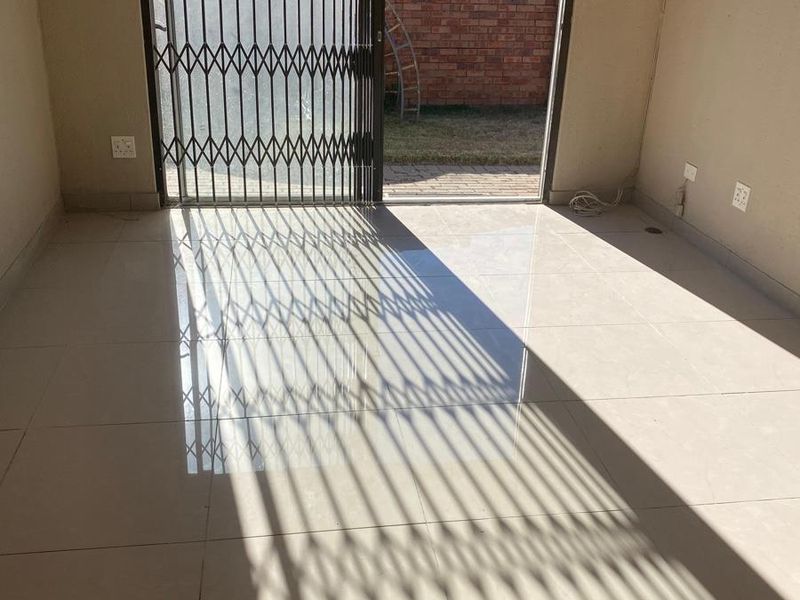 3 bedroom House for sale in Heuwelsig Estate - Photo 7