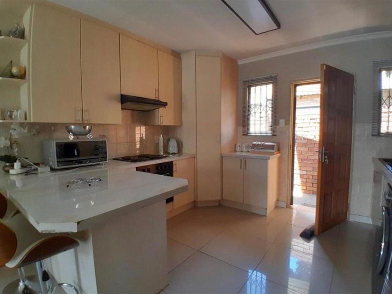 3 bedroom House for sale in Heuwelsig Estate - Photo 6