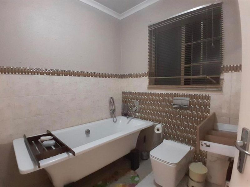 3 bedroom House for sale in Heuwelsig Estate - Photo 10