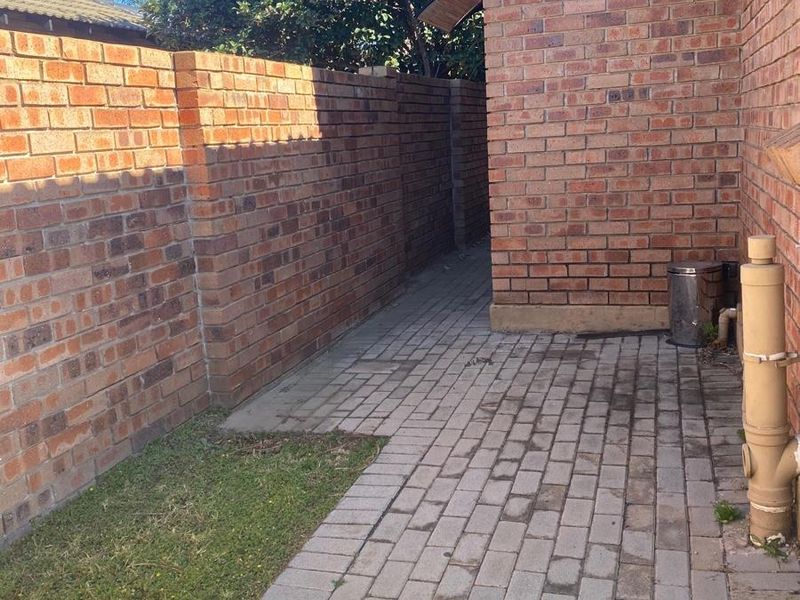 3 bedroom House for sale in Heuwelsig Estate - Photo 4