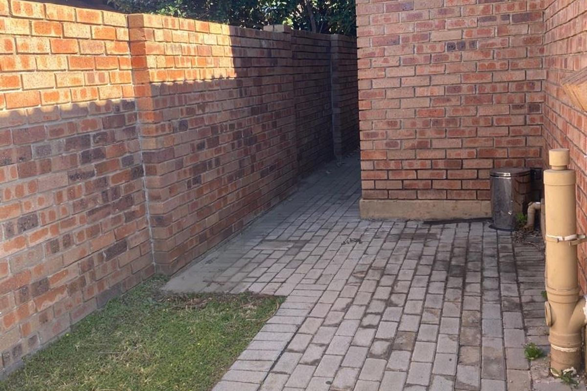 3 bedroom House for sale in Heuwelsig Estate - Photo 4