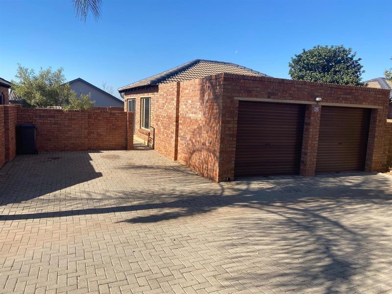 3 bedroom House for sale in Heuwelsig Estate - Photo 2