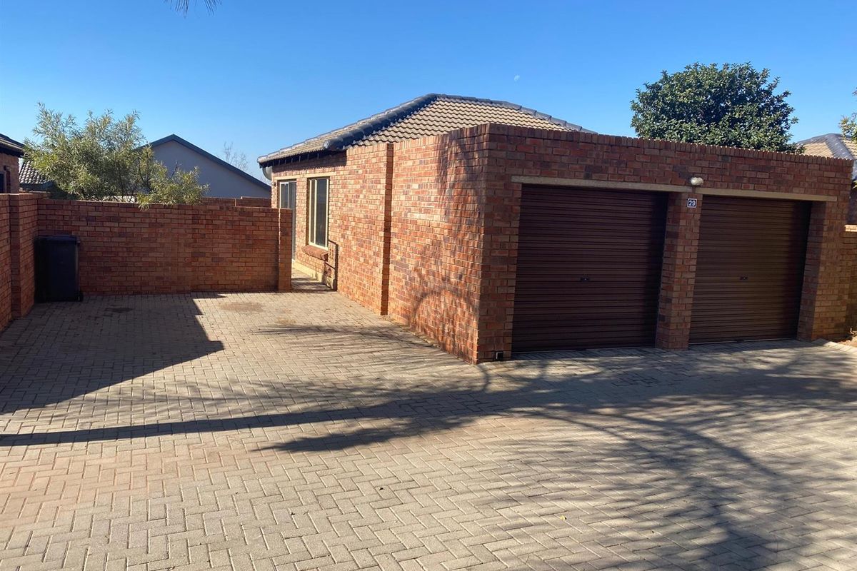 3 bedroom House for sale in Heuwelsig Estate - Photo 2