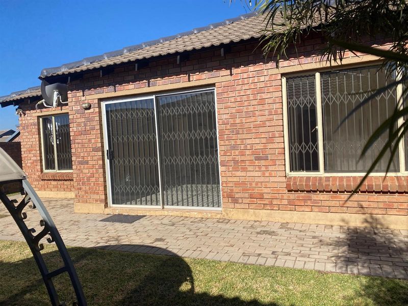 3 bedroom House for sale in Heuwelsig Estate - Photo 3