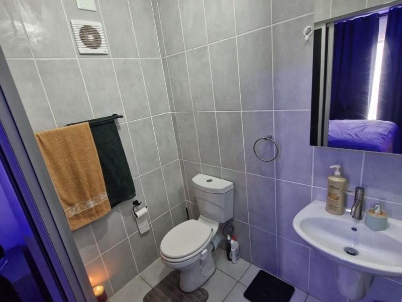 Modern 2 Bedroom Apartment for Sale in Greenkloof Eco Estate,Mooikloof Glen, Pretoria East - Photo 3