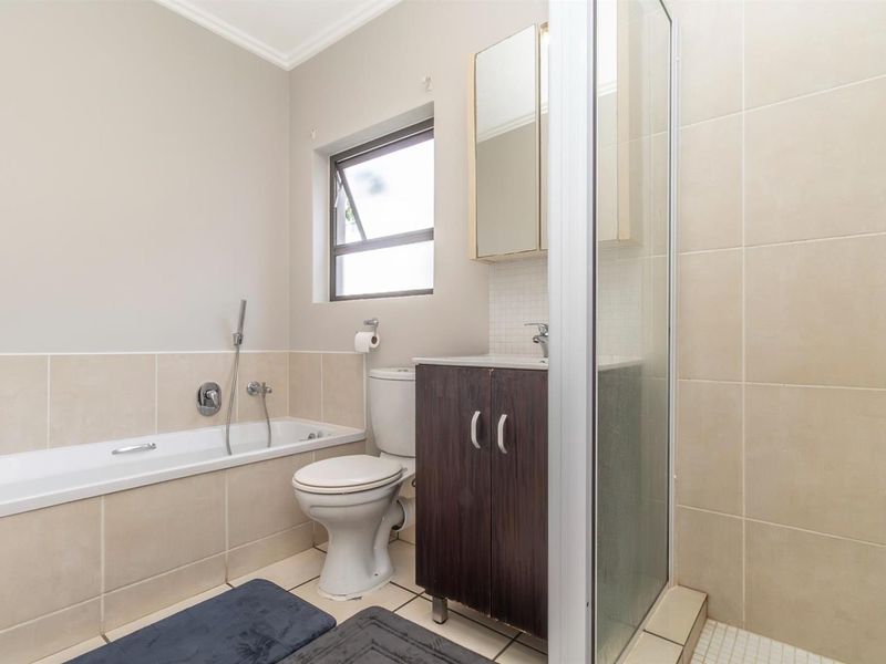 Apartment To Let  in Bryanston, Sandton - Photo 4