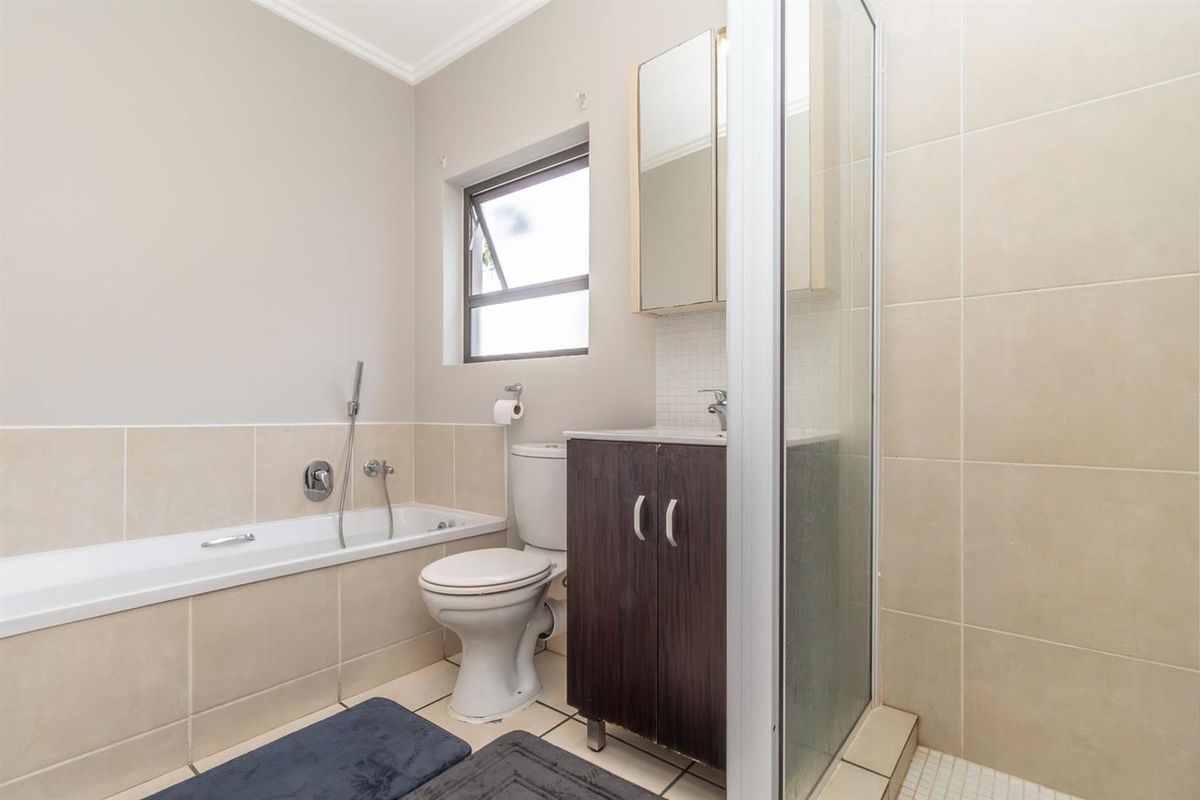 Apartment To Let  in Bryanston, Sandton - Photo 4
