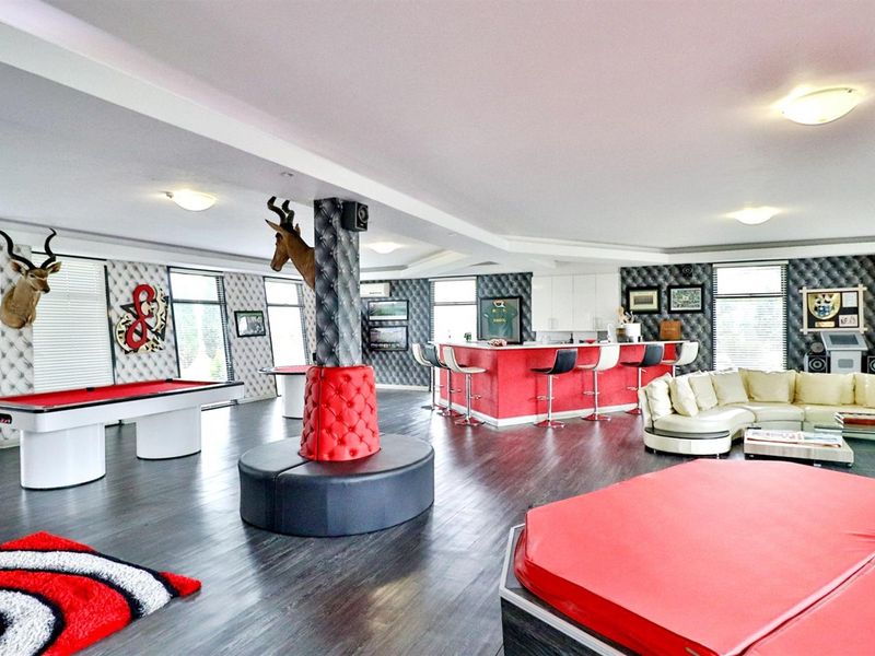 Modern excellence nestled within a prestigious equestrian estate - Photo 4