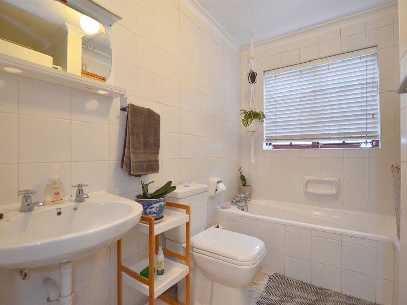 Modern 2-Bedroom Townhouse in Cape Bay, Somerset - With Garden and Garage! - Photo 9