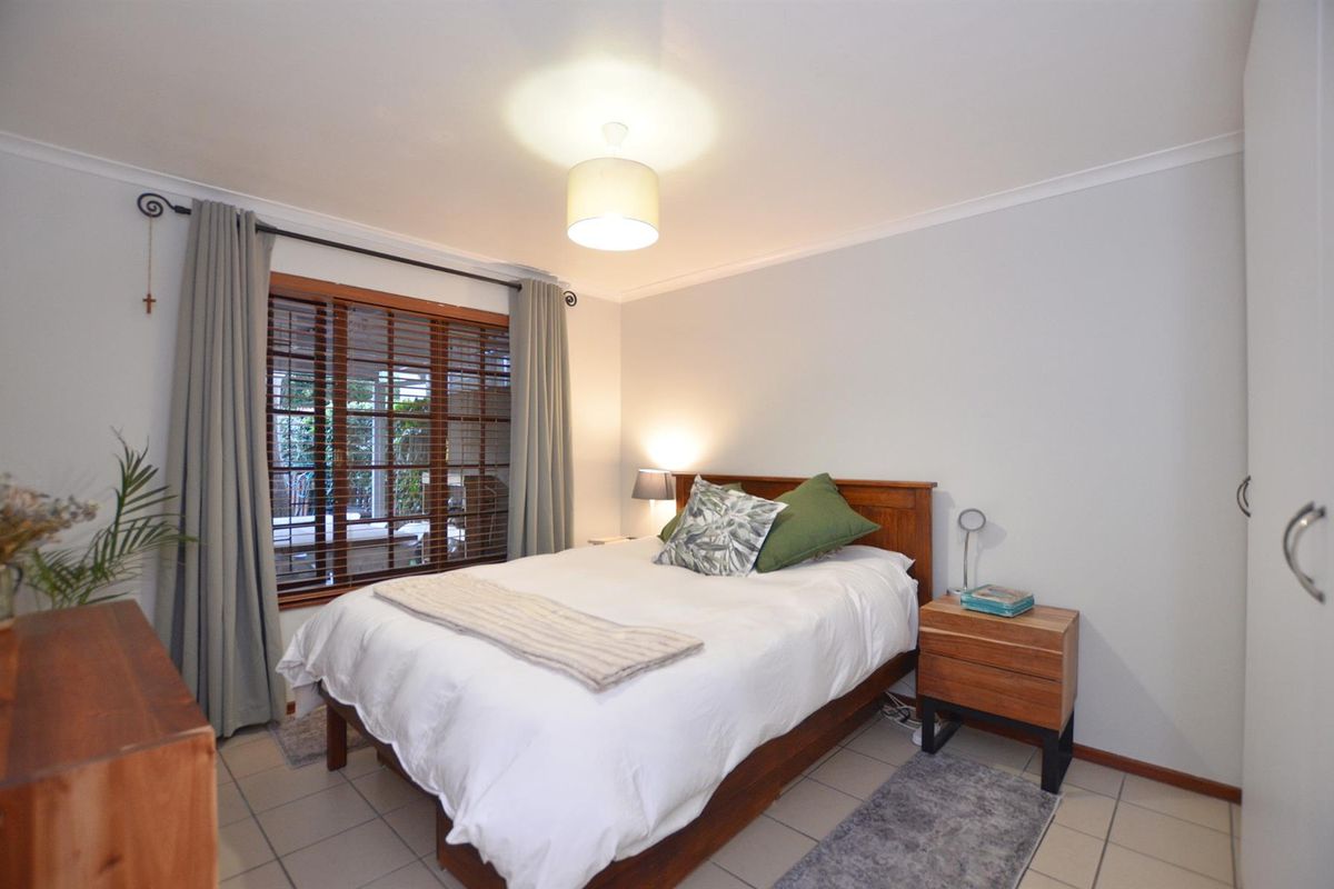 Modern 2-Bedroom Townhouse in Cape Bay, Somerset - With Garden and Garage! - Photo 4