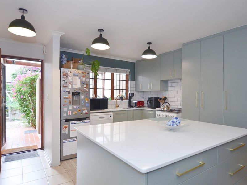 Modern 2-Bedroom Townhouse in Cape Bay, Somerset - With Garden and Garage! - Photo 6