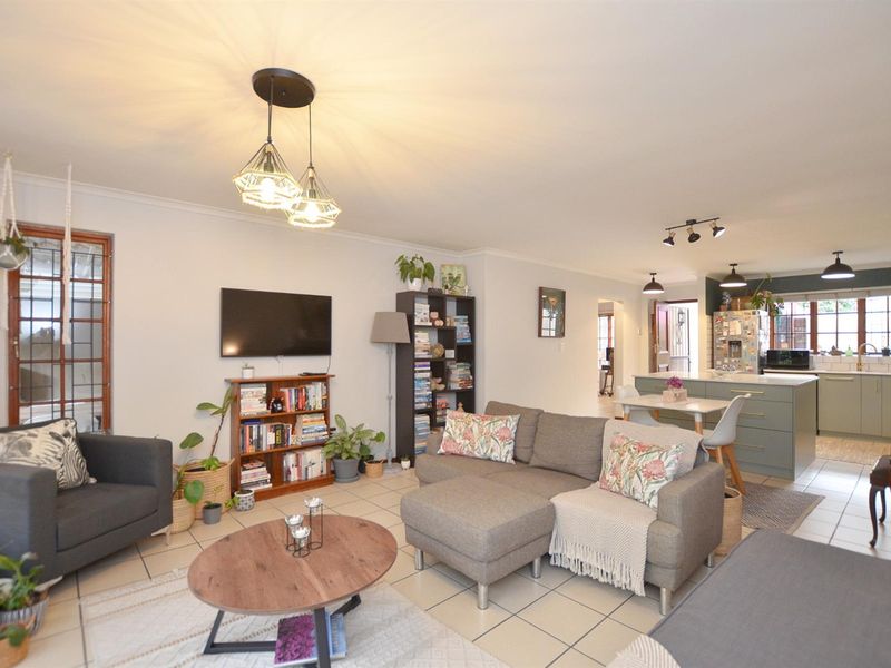 Modern 2-Bedroom Townhouse in Cape Bay, Somerset - With Garden and Garage! - Photo 3