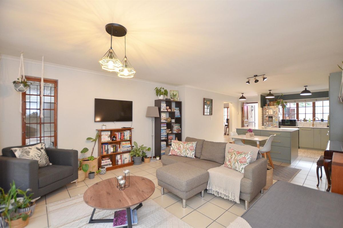 Modern 2-Bedroom Townhouse in Cape Bay, Somerset - With Garden and Garage! - Photo 3