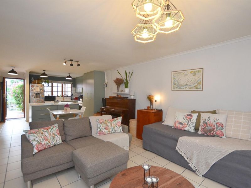 Modern 2-Bedroom Townhouse in Cape Bay, Somerset - With Garden and Garage! - Photo 2