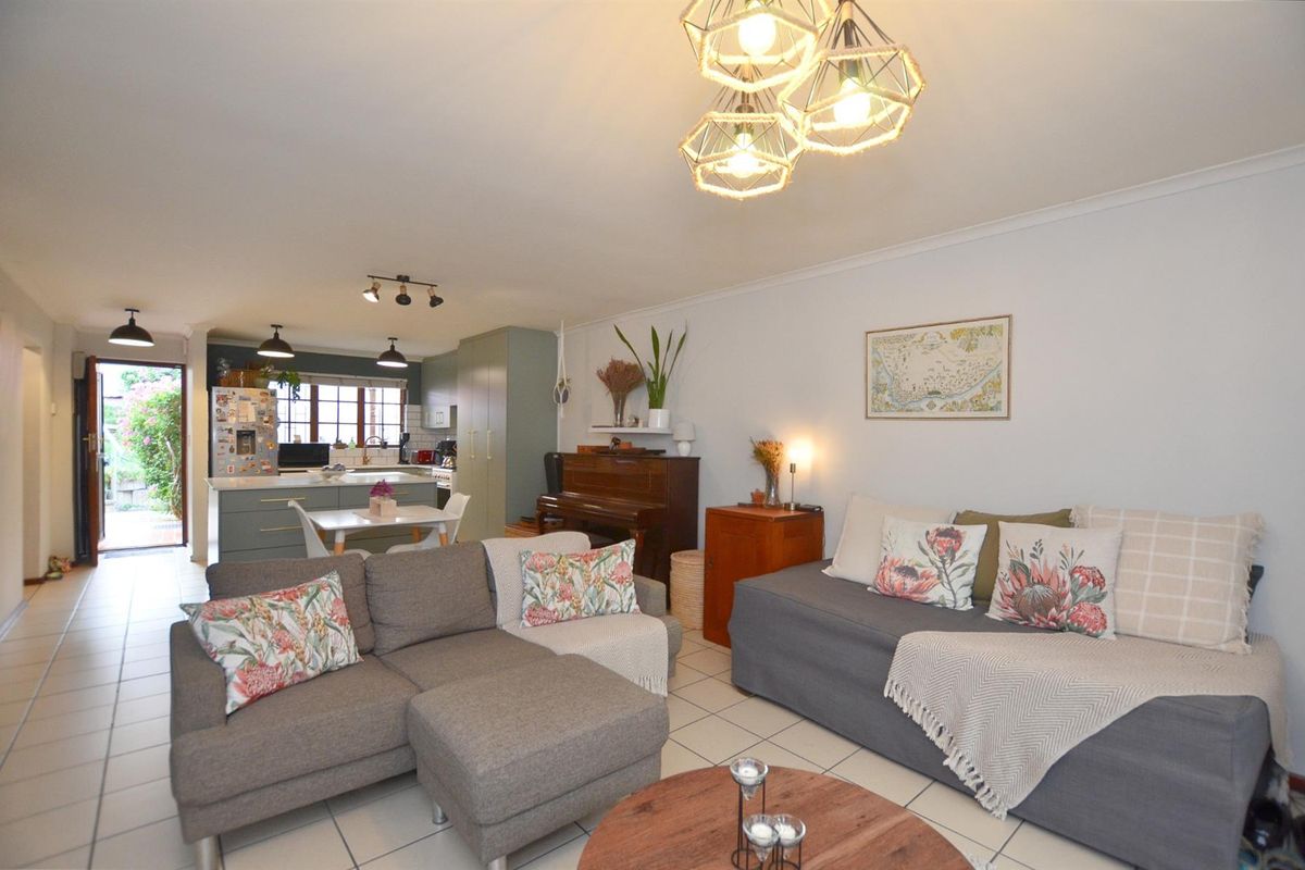 Modern 2-Bedroom Townhouse in Cape Bay, Somerset - With Garden and Garage! - Photo 2