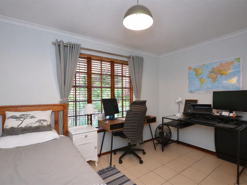 Modern 2-Bedroom Townhouse in Cape Bay, Somerset - With Garden and Garage! - Photo 5