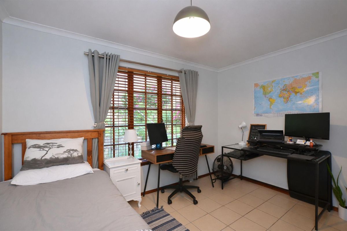 Modern 2-Bedroom Townhouse in Cape Bay, Somerset - With Garden and Garage! - Photo 5