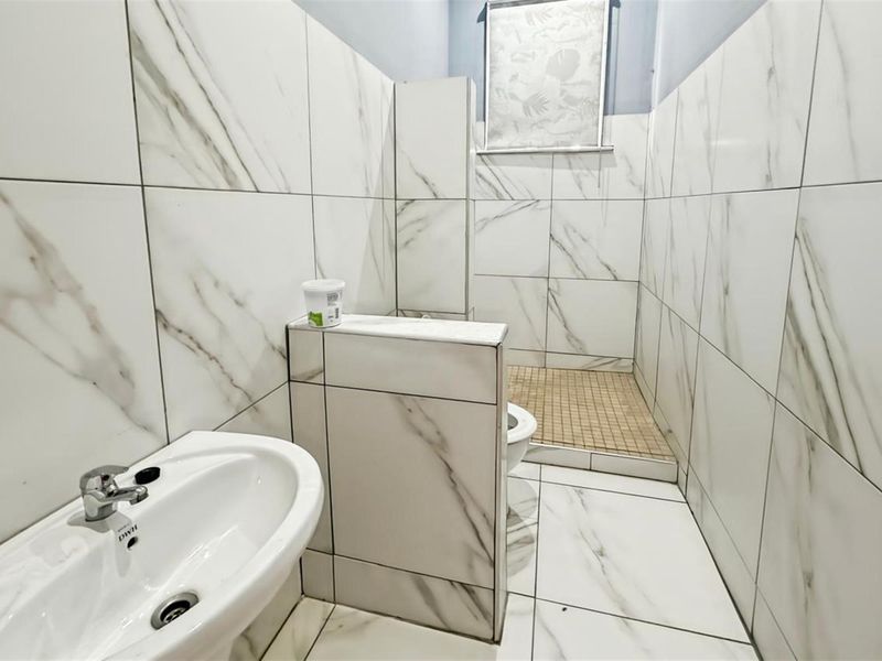 Commercial Property To Let - Photo 8