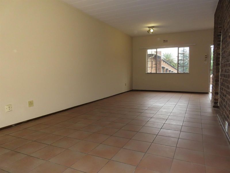 Perfect Lock-Up-and-Go 1 Bedroom with Private Garden - Photo 4