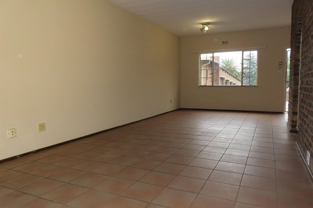 Perfect Lock-Up-and-Go 1 Bedroom with Private Garden - Photo 4